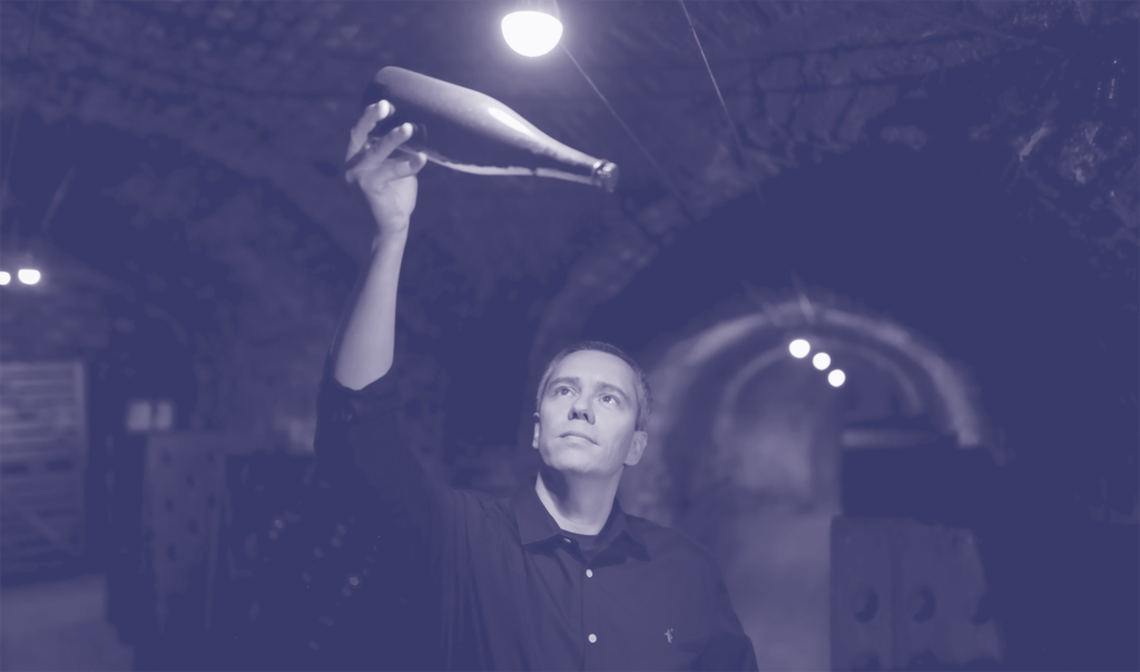 laurent vaillant avec une bouteille de champagne - visite de caves